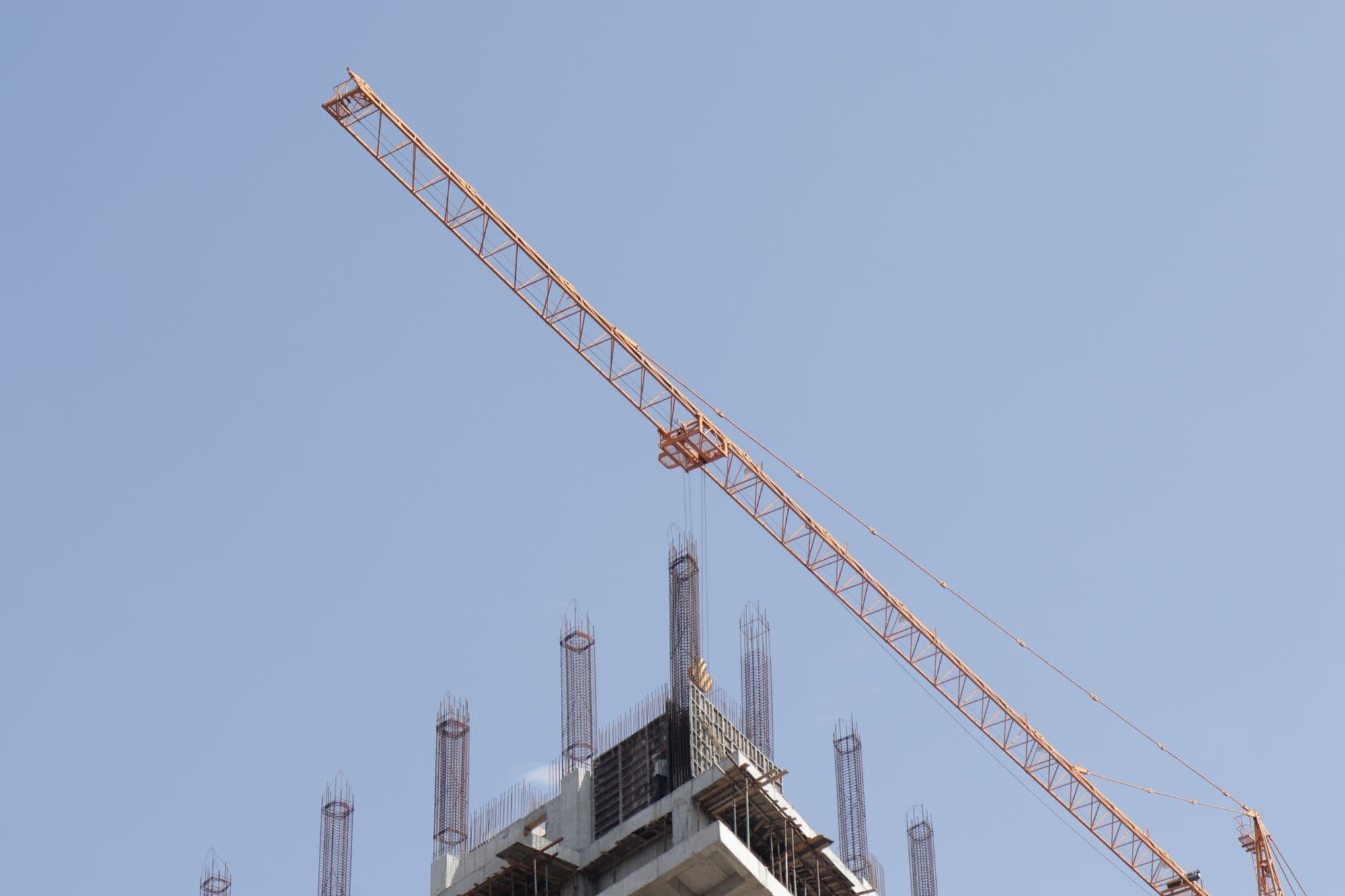 Guindastes de construção em obra de edifícios residenciais