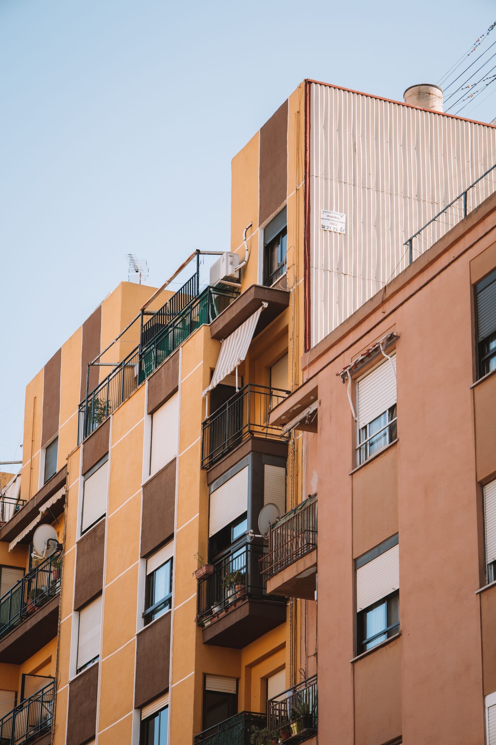 Fachada colorida de edifício residencial moderno com varandas