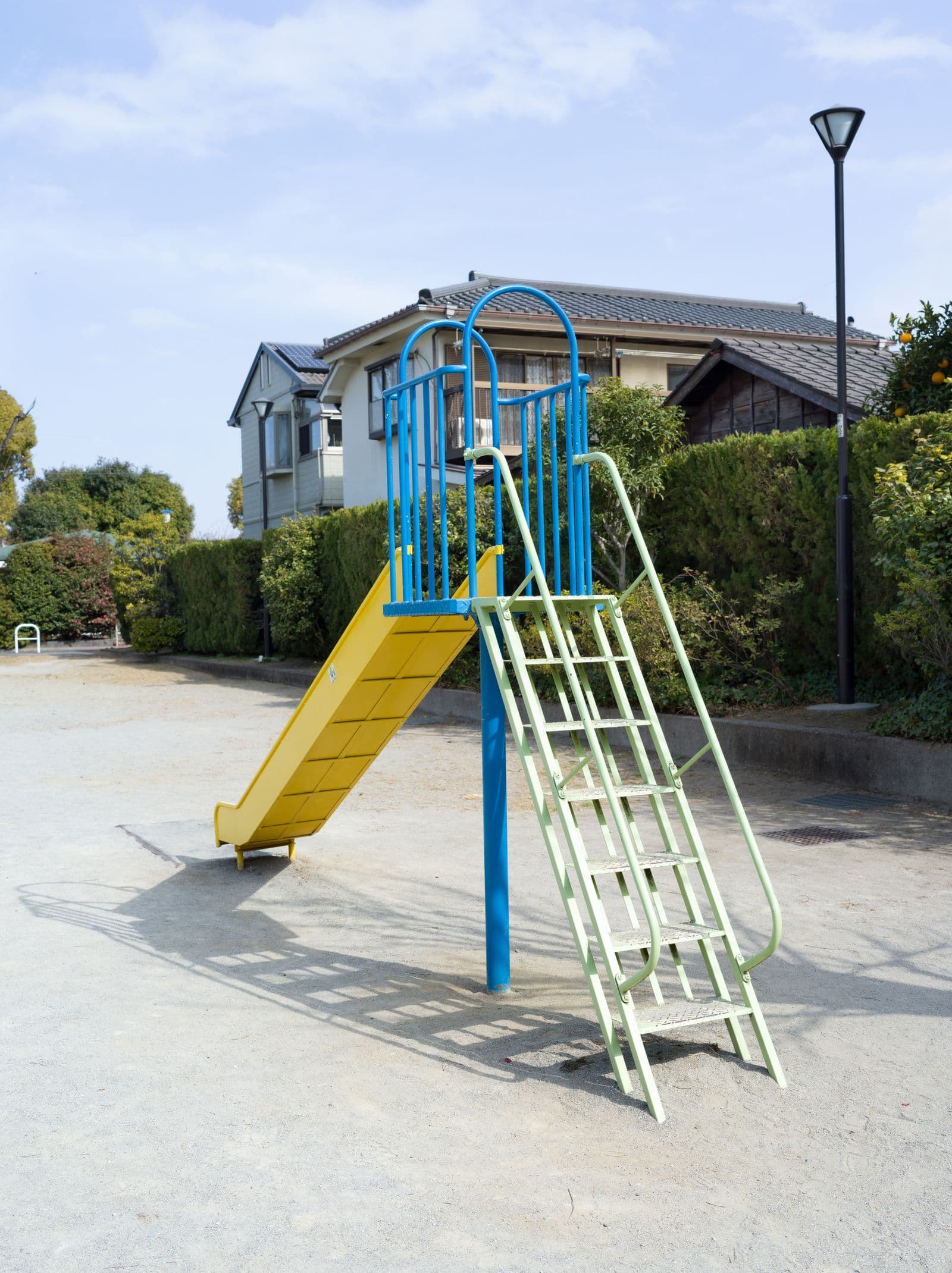 Escorregador de playground em área externa infantil