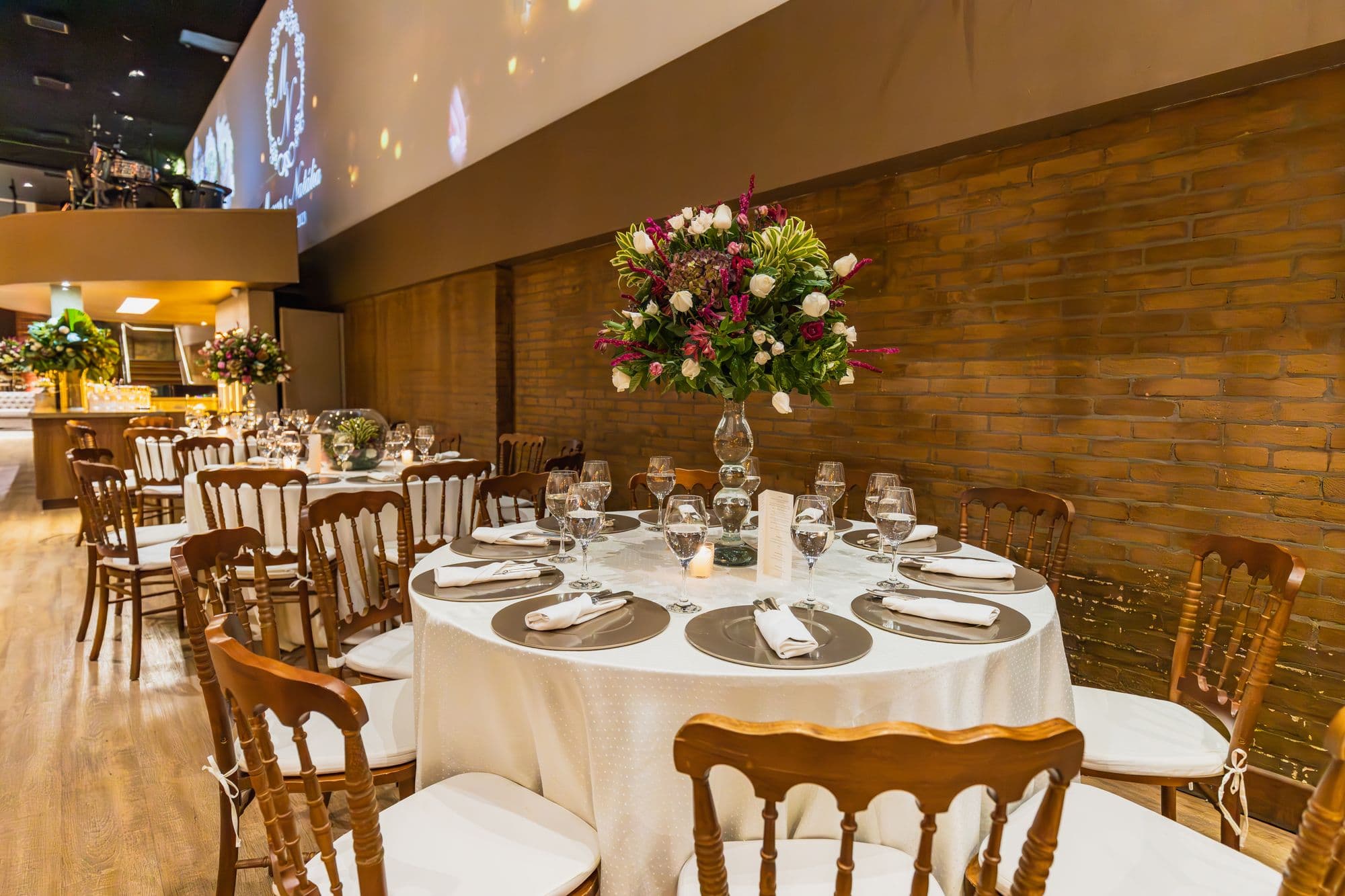 Fileiras de mesas de banquete montadas em salão de eventos