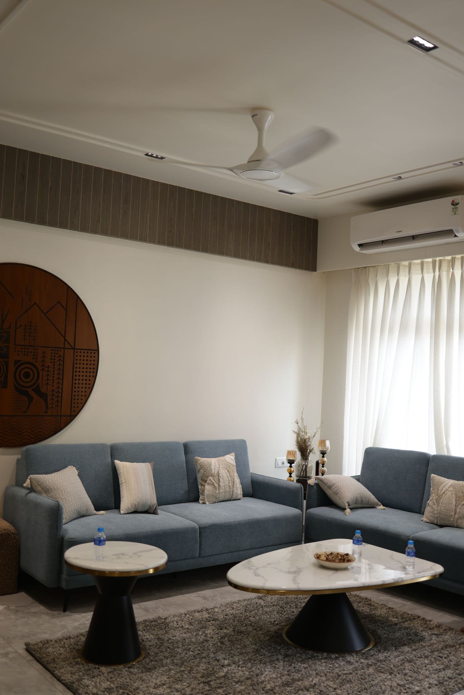 Sala de estar com sofás modernos, mesa de mármore e decoração minimalista