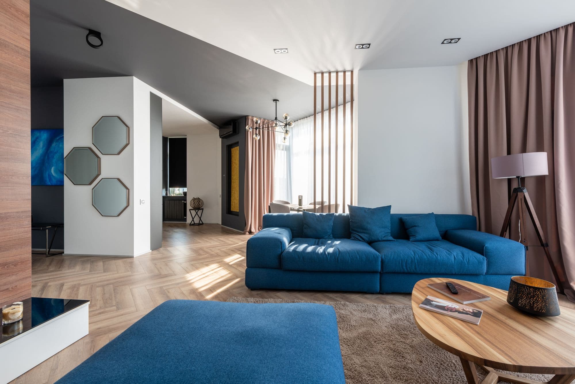 Sala de estar decorada com sofá, mesa de centro e objetos de design