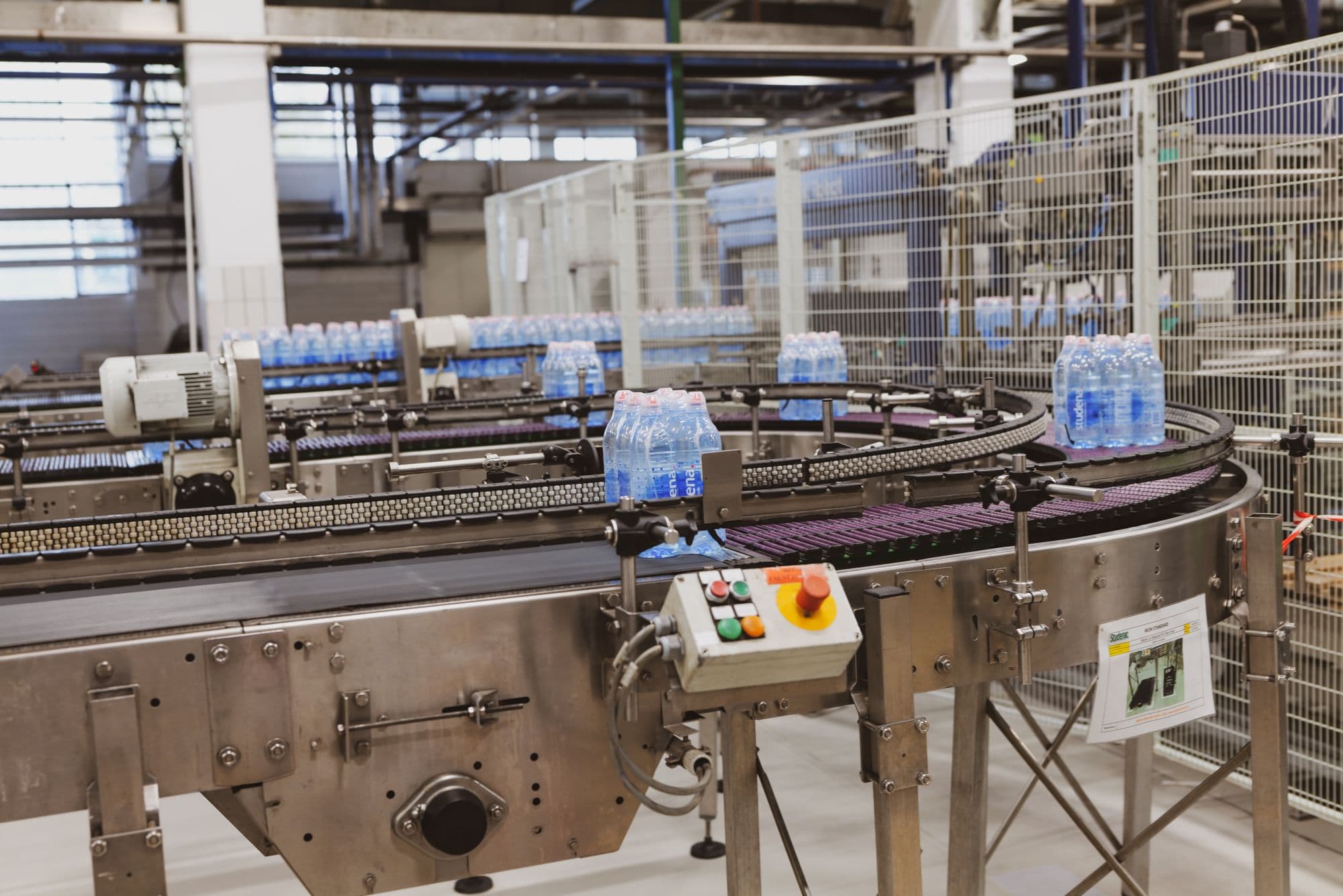 Linha de produção em operação em fábrica moderna